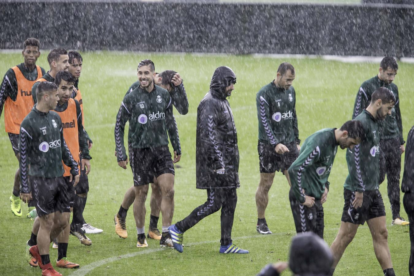 Entrenamiento del Racing bajo la lluvia