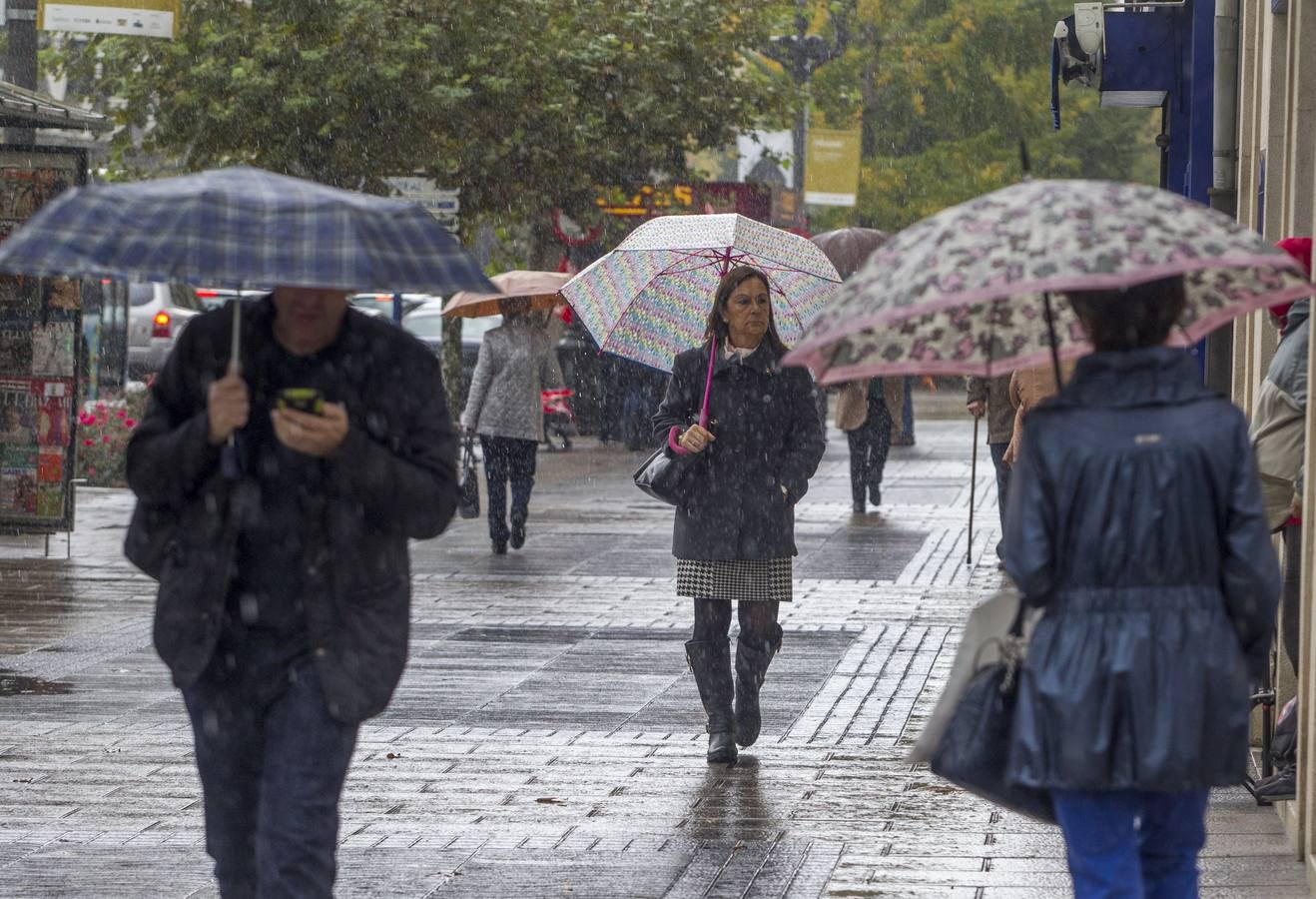 Llueve sin parar en Santander y los paraguas toman las calles