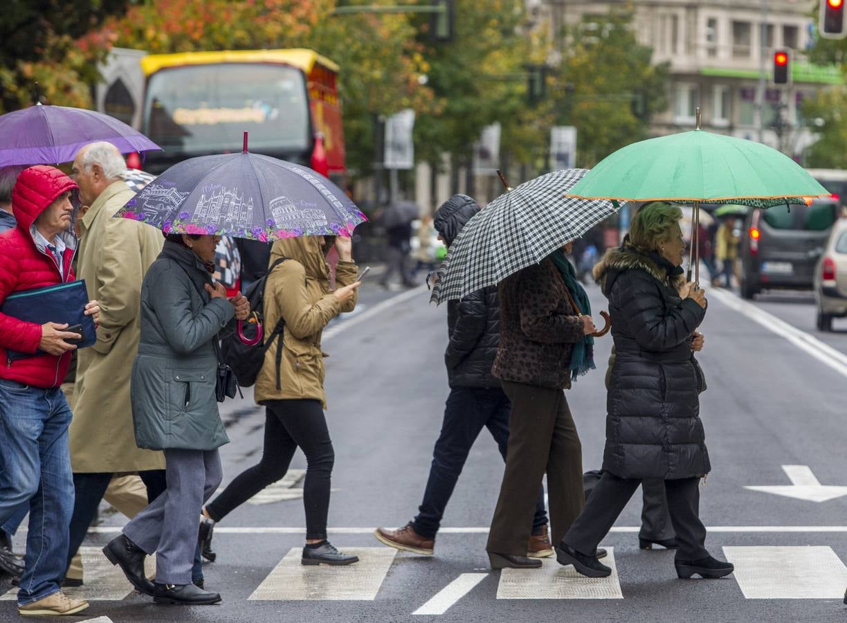 Llueve sin parar en Santander y los paraguas toman las calles