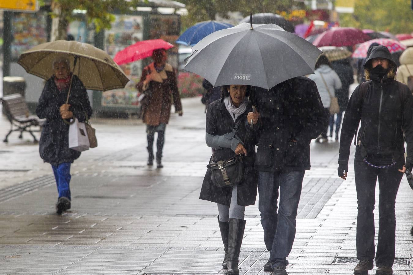 Llueve sin parar en Santander y los paraguas toman las calles