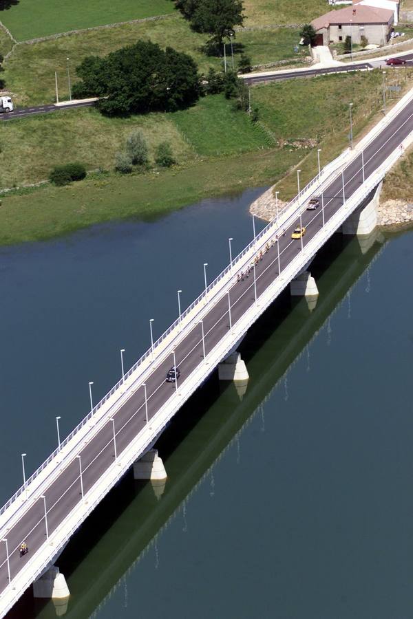 Vista aérea del puente de La Población, sobre el Pantano del Ebro.