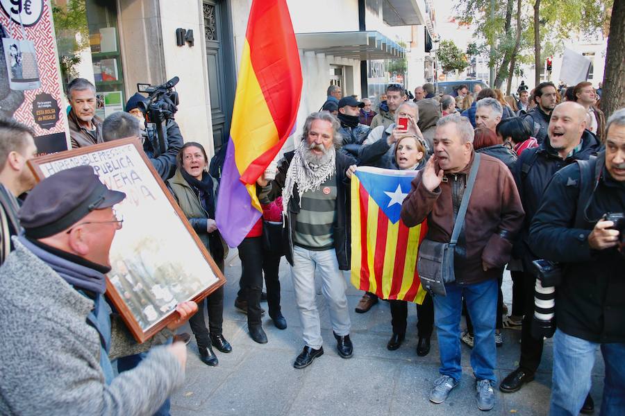 La presidenta del Parlament de Cataluña y los cinco miembros de la Mesa del Parlament que facilitaron con sus votos la tramitación de las leyes independentistas han llegado pasadas las nueve de la mañana 