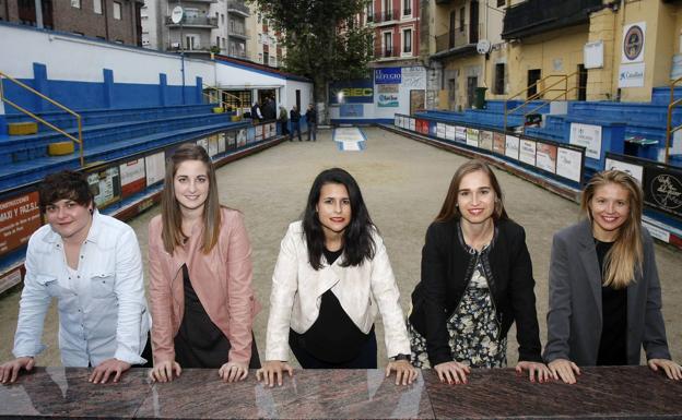 Rebeca Bustara, Jennifer Fernández, Miriam Velarde, Patricia Revuelta y Laura Abascal posan en la bolera Carmelo Sierra de Torrelavega.