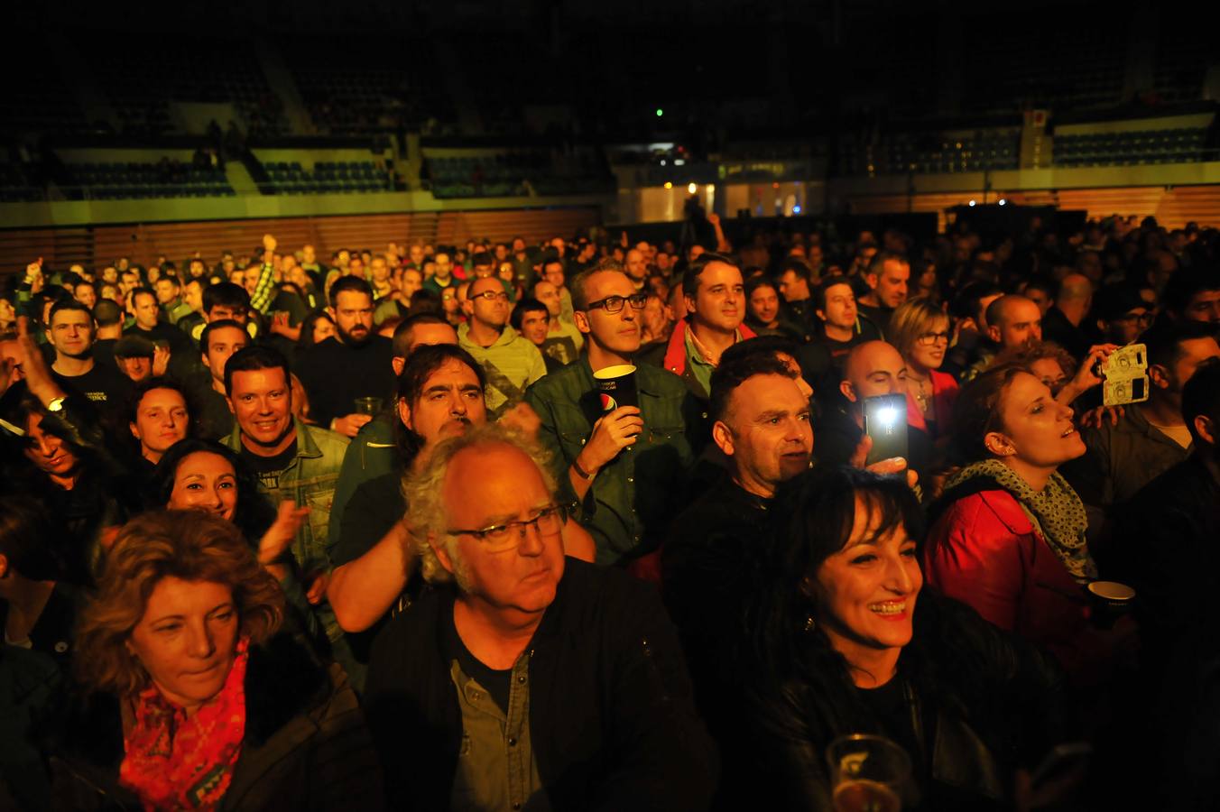 Unas 2.000 personas arroparon anoche a Ramoncín en el primer concierto del Movember Food & Rock