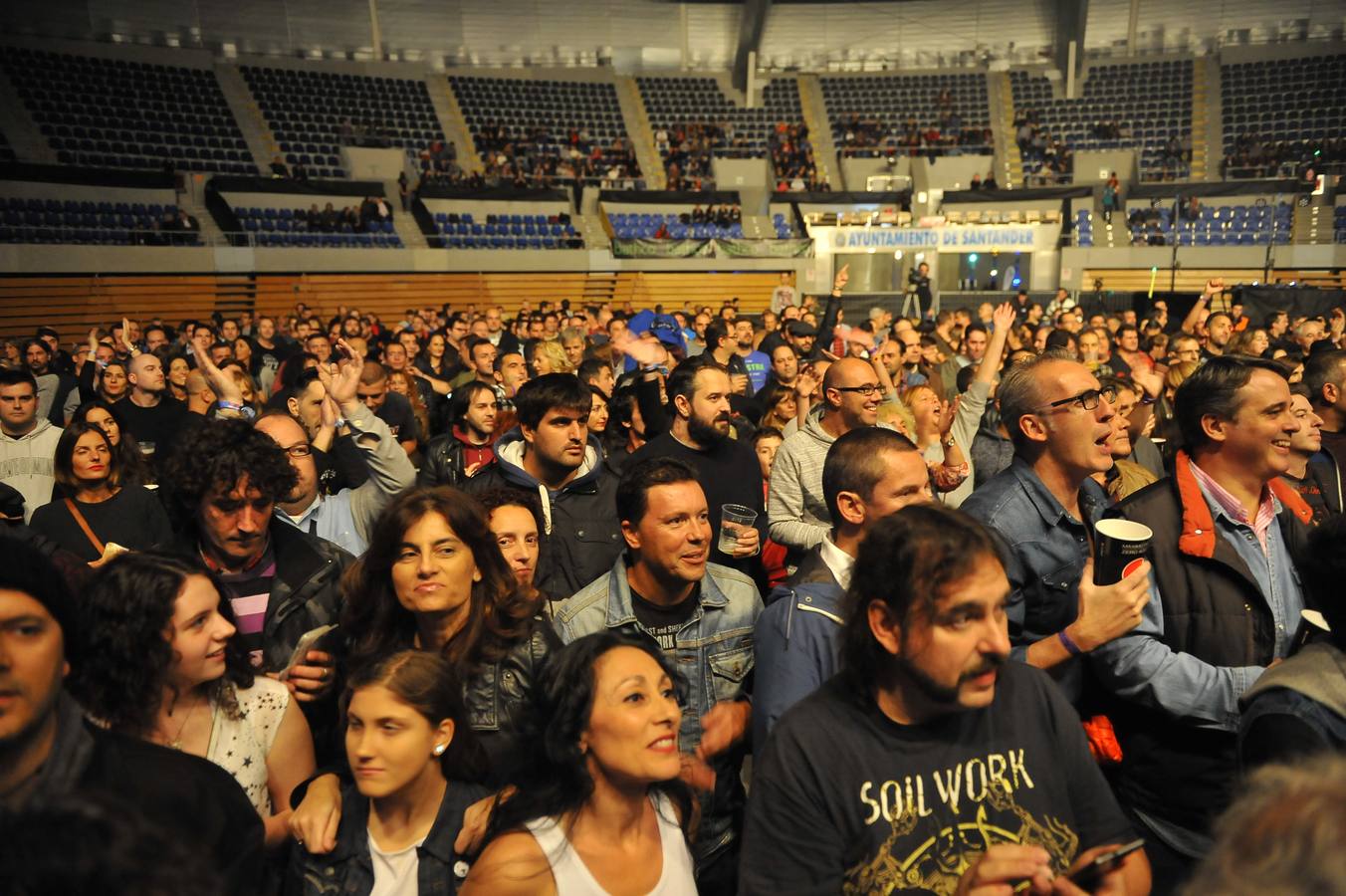 Unas 2.000 personas arroparon anoche a Ramoncín en el primer concierto del Movember Food & Rock