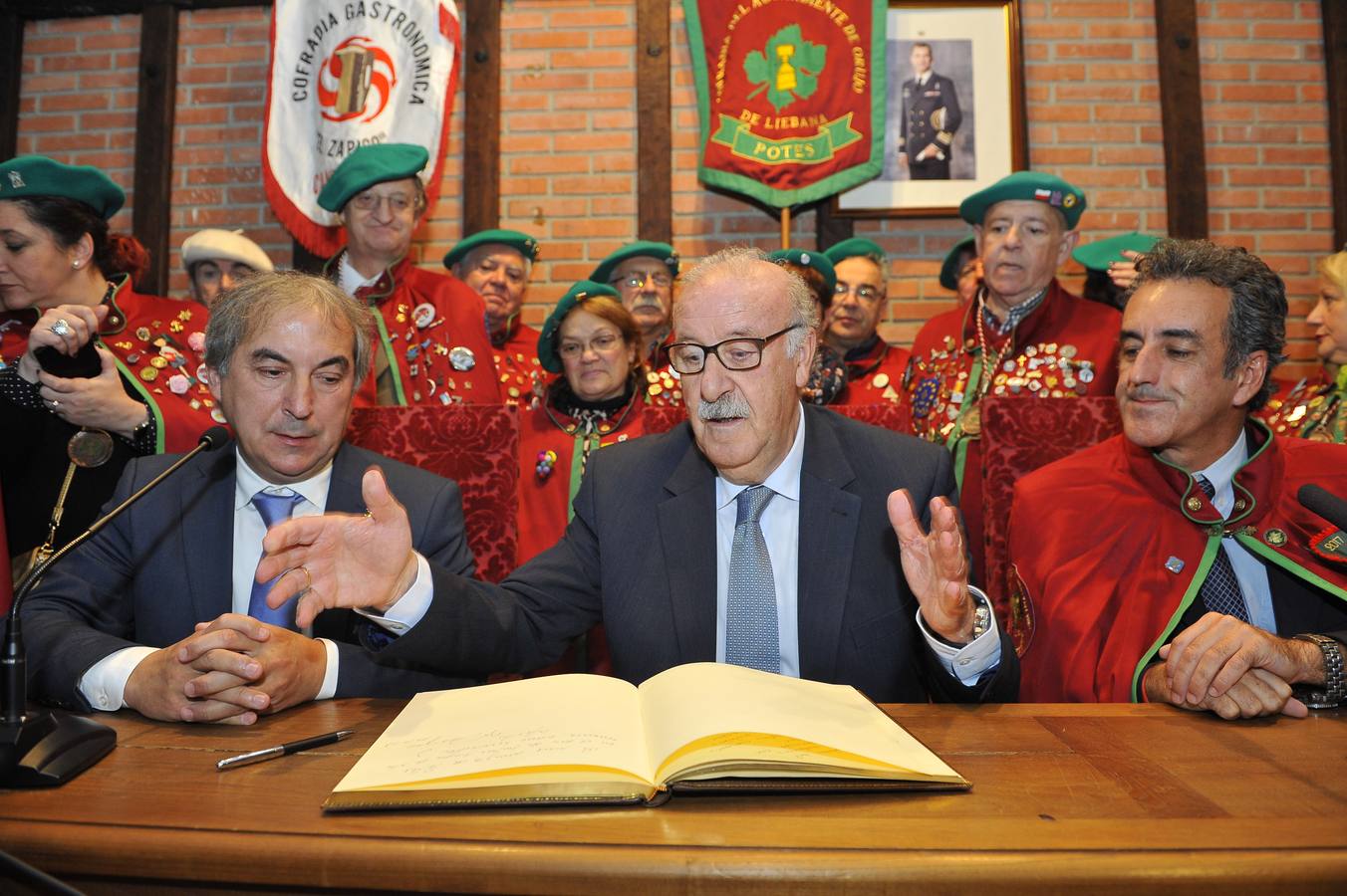 Potes se viste de gala para recibir al exseleccionador español de fútbol en una nueva edición de la Fiesta del Orujo.