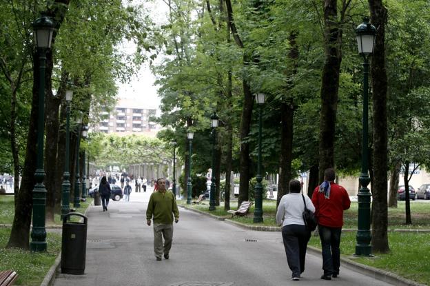 Los vecinos pasean por el mayor parque de la ciudad, el de Manuel Bar quín. Al fondo, la Avenida de España. 