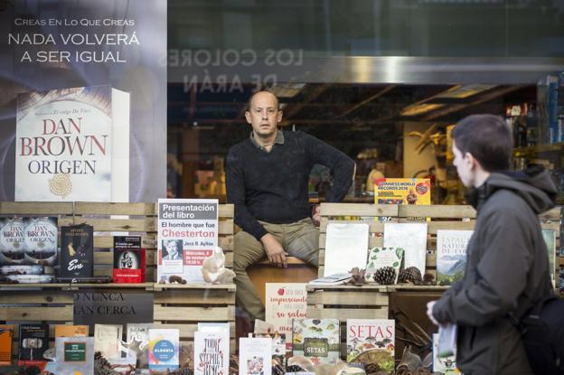 Fernando García-Barredo posa en la Librería Estvdio, inmersa en la celebración del setenta aniversario. 