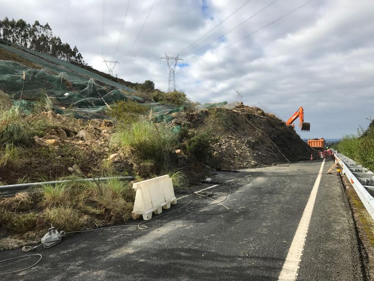 n argayo de 80 metros de ancho mantiene cortada la Autovía del Cantábrico en Valdáliga desde primera hora de este sábado 11 de noviembre, afectando a los tres carriles de la plataforma en sentido Vizcaya. El desprendimiento ha arrastrado unas 80.000 toneladas de tierra y agua.