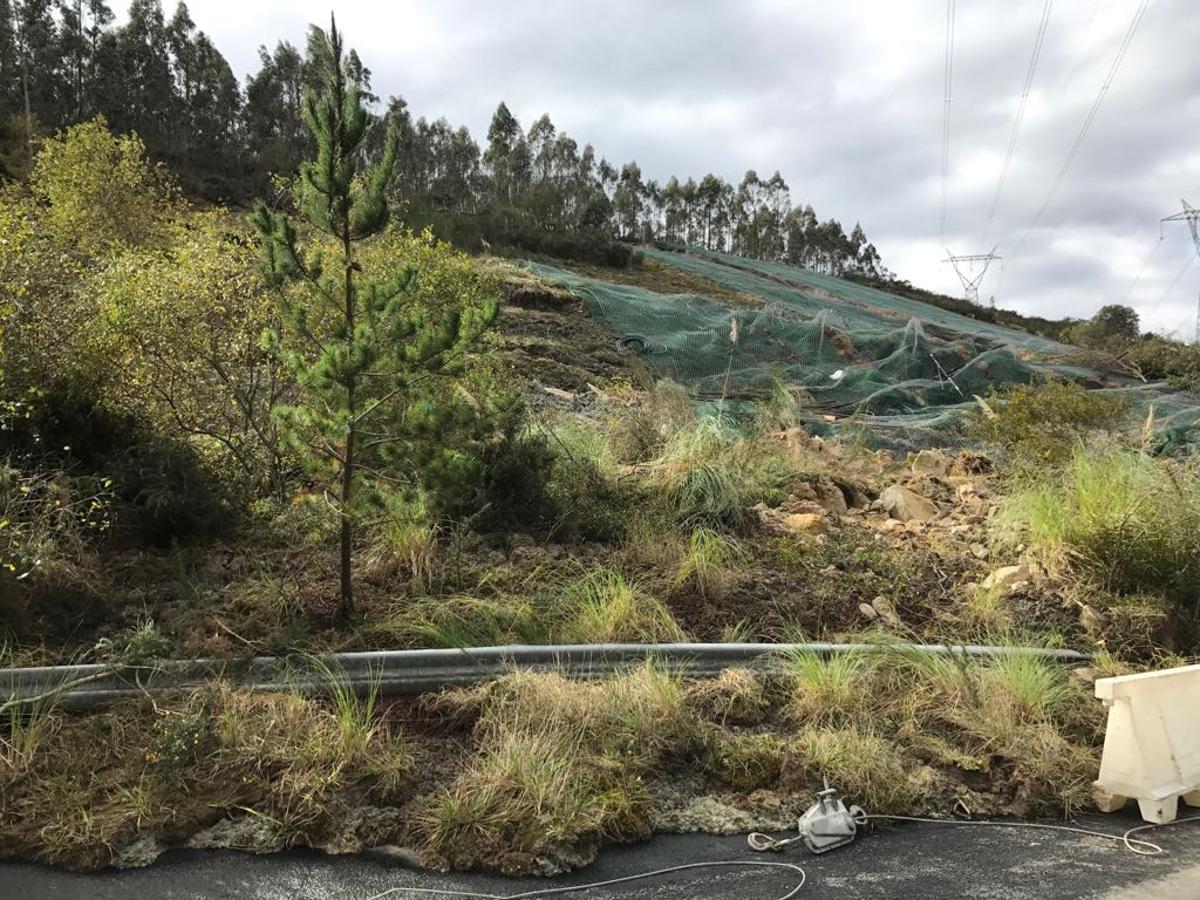 n argayo de 80 metros de ancho mantiene cortada la Autovía del Cantábrico en Valdáliga desde primera hora de este sábado 11 de noviembre, afectando a los tres carriles de la plataforma en sentido Vizcaya. El desprendimiento ha arrastrado unas 80.000 toneladas de tierra y agua.