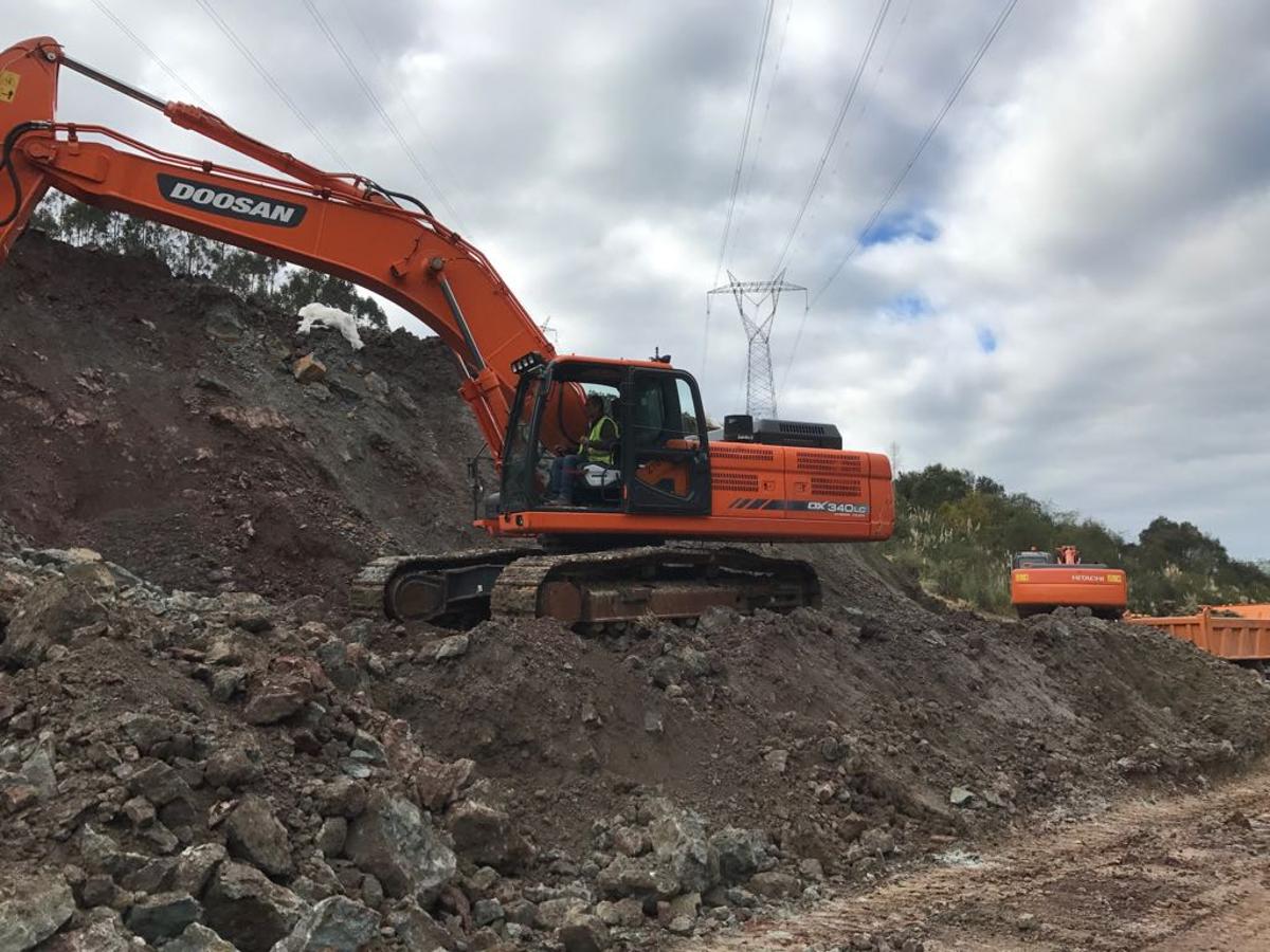 n argayo de 80 metros de ancho mantiene cortada la Autovía del Cantábrico en Valdáliga desde primera hora de este sábado 11 de noviembre, afectando a los tres carriles de la plataforma en sentido Vizcaya. El desprendimiento ha arrastrado unas 80.000 toneladas de tierra y agua.