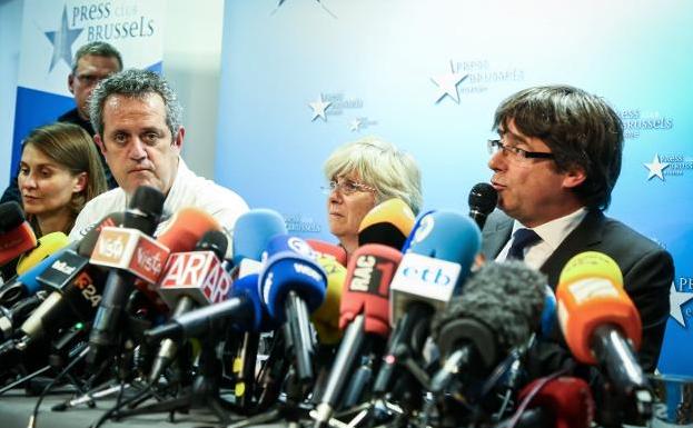 El destituido presidente Carles Puigdemont con miembros del exgobierno catalán en una rueda de prensa en Bruselas el 31 de octubre.