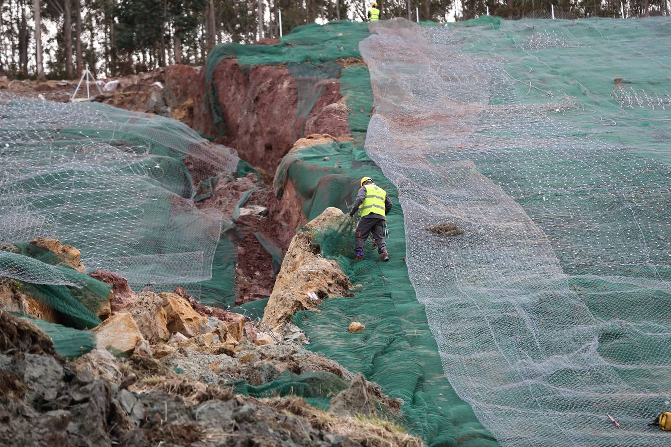 Las máquinas y el personal trabajan para despejar los dos carriles cortados por un argayo a la altura de Caviedes