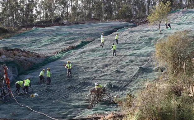 Imagen principal - La Autovía del Cantábrico permanecerá cerrada en Caviedes «para garantizar la seguridad»