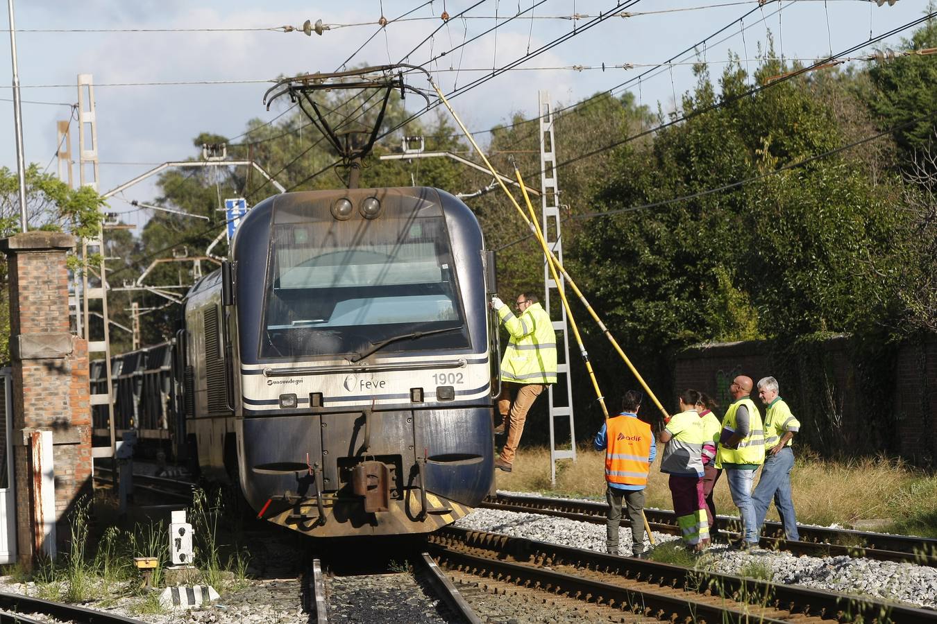 Un tren de mercancías de Feve ha quedado hoy detenido en Barreda al quedarse "enganchado" a la catenaria