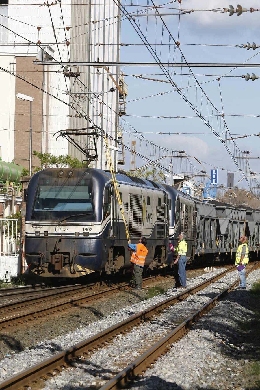 Un tren de mercancías de Feve ha quedado hoy detenido en Barreda al quedarse "enganchado" a la catenaria