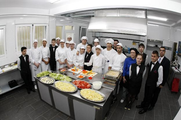 Foto de familia del equipo educativo y los alumnos de cocina y servicio de sala del IES Besaya.