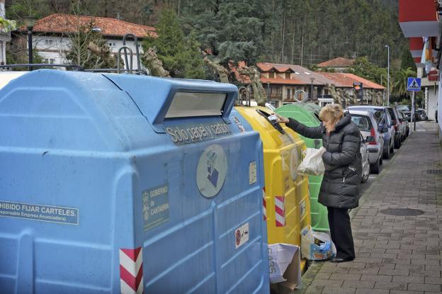 En Cabezón, hay 18 contenedores azules para reciclar papel y cartón.