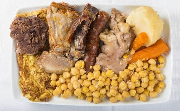 La carne y el embutido con los garbanzos, el repollo, la zanahoria y el relleno, en uno de los cocido típicos españoles. 