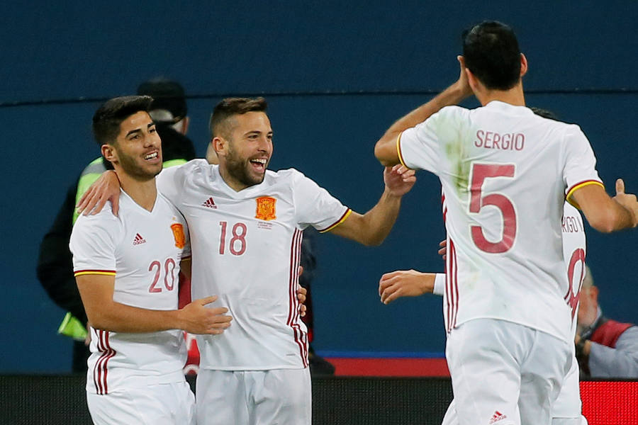 La selección española empató ante Rusia (3-3) en el amistoso disputado en la ciudad de San Petersburgo. Jordi Alba abrió la lata de cabeza y Sergio Ramos anotó dos polémicas penas máximas para los de Lopetegui. Aleksey Miranchuk y Smolov, en dos ocasiones, dieron el empate a los locales.