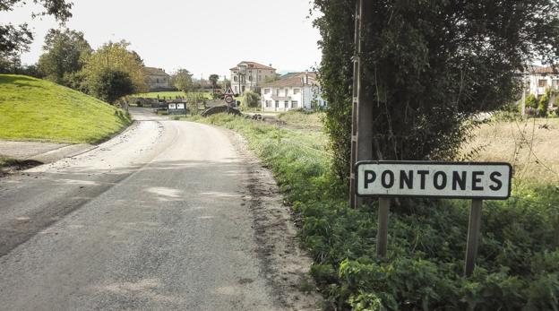 Pueblo de Pontones donde parte la carretera hacia Suesa que arreglará la Consejería de Obras Públicas.