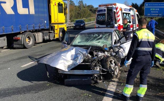 Imagen principal - Un hombre herido en un accidente en la autovía a la altura de Solares