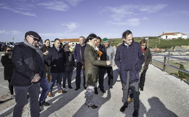 La alcaldesa Gema Igual, junto al delegado del Gobierno, Samuel Ruiz, en las obras de la Virgen del Mar.