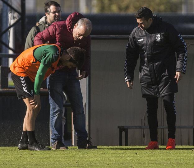 Chus Puras se duele de una lesión ante el doctor Mantecón y José María Lana, segundo entrenador. 