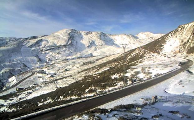 Así está la zona del refugio de Solvay en Alto Campoo, en una imagen captada a las 9.30 horas.