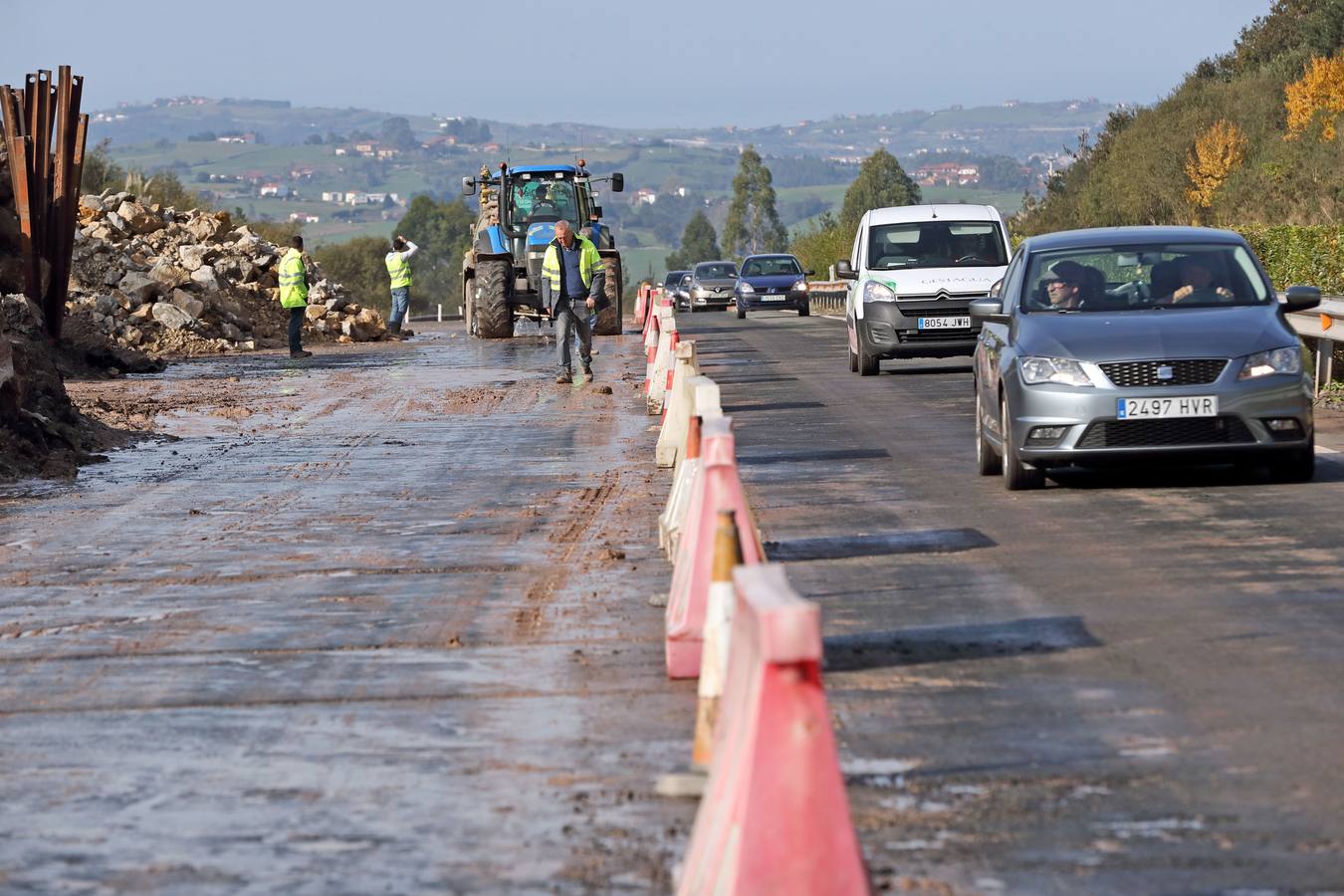 Tras casi una semana cerrada al tráfico por la caída de un argayo de 80.000 toneladas, la A8 ha podido abrirse al tráfico. 