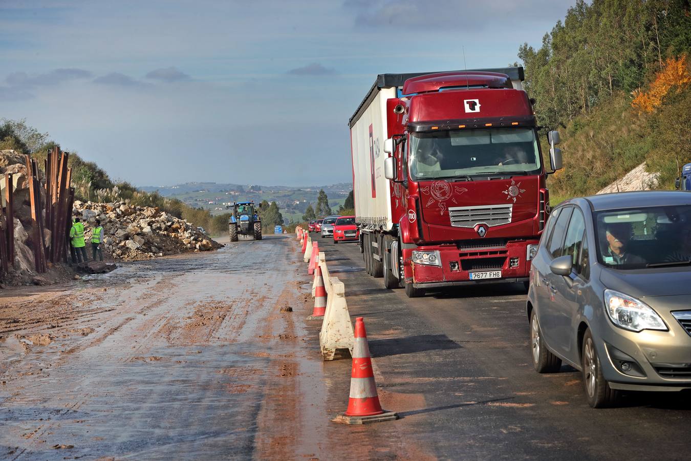 Tras casi una semana cerrada al tráfico por la caída de un argayo de 80.000 toneladas, la A8 ha podido abrirse al tráfico. 