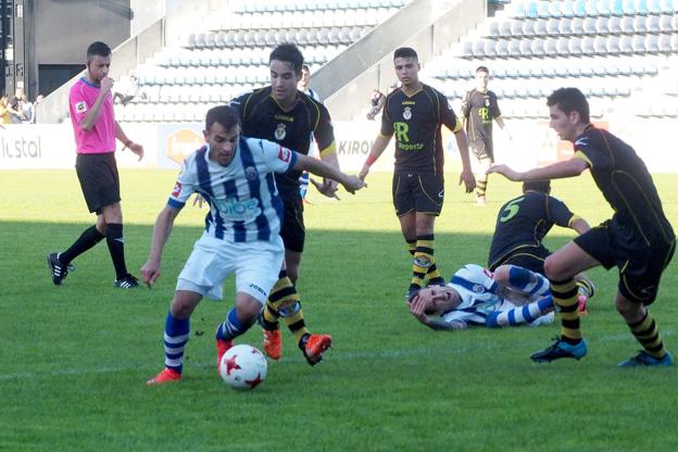 El capitán blanquiazul Hugo Vitienes durante un partido.