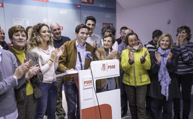 Casares ratifica su liderazgo al frente de los socialistas de Santander