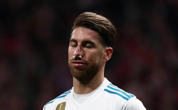 Sergio Ramos, después de ser atendido en la banda.