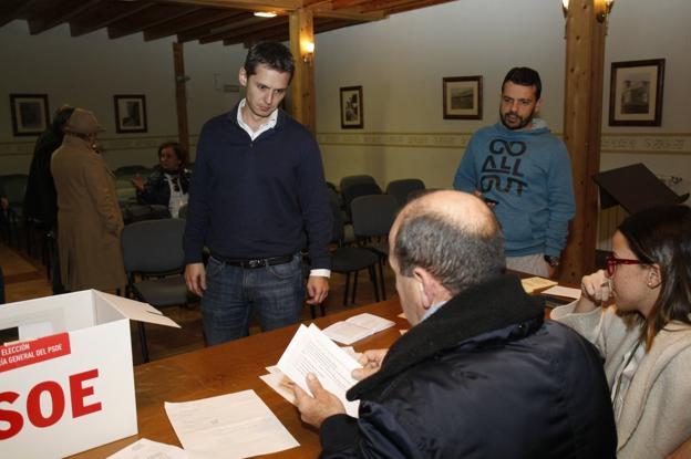 Mario Iglesias, miembro de la Ejecutiva regional de Zuloaga, se impuso ayer en las primarias de la agrupación socialista de Reocín. 