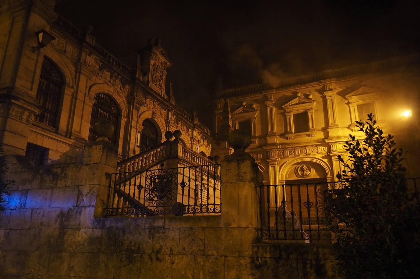 A las cinco de la madrugada, los bomberos acudieron al Museo de Arte Moderno de Santander, donde se declaró un incendio que ya está controlado