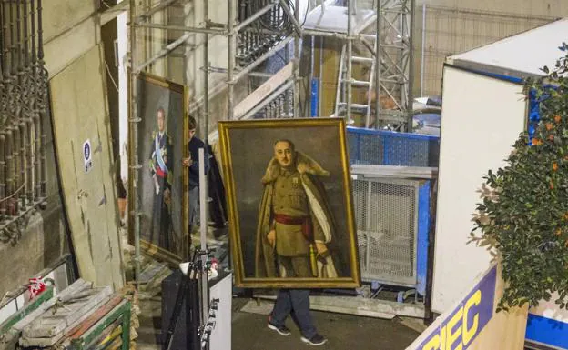 Galería. El retrato de Franco, uno de los cuadros que se trasladaron por el incendio.