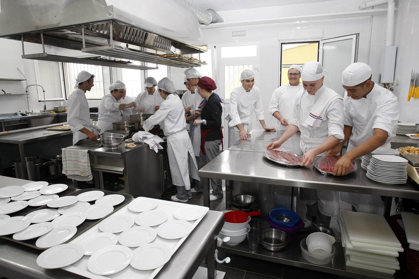 El IES Besaya estrenó este miércoles sus nuevas instalaciones de cocina.