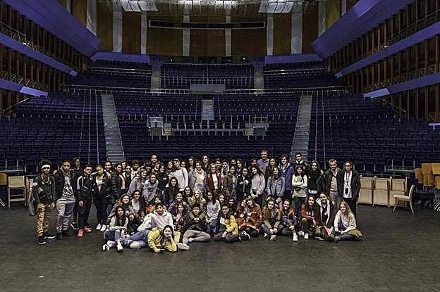 Parte del grupo de jóvenes aficionados al teatro de toda España posan el Palacio de Festivales.