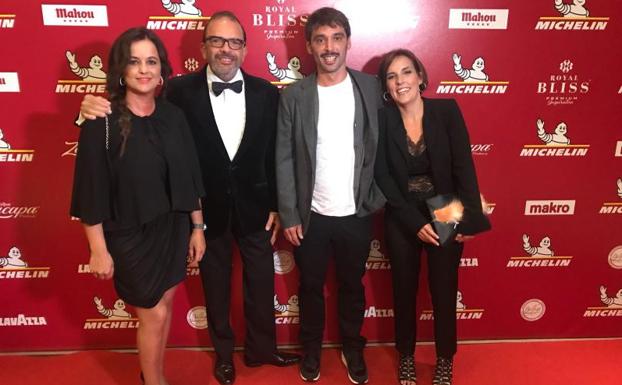 Imagen principal - Arriba, Marián Martínez y Jesús Sánchez (El Cenador de Amós) y Eduardo Quintana y Cristuna Cruz. En el medio, Óscar Calleja y Elsa Fernández (Annua). En el medio, Eduardo Quintana, antes de la gala, Abajo, Eduardo Quintana, vestido ya con su chaqueta blanca tras ser premiado.