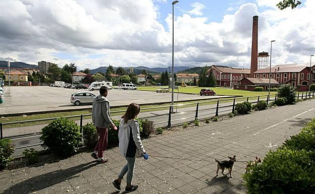 Zona ajardinada y el aparcamiento de camiones que hay junto a La Lechera.