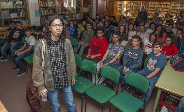 Gustavo Pedraza, exiliado por motivos políticos, ayer en una charla-coloquio en el IES Peñacastillo. 