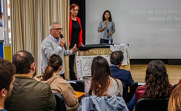 Ignacio Díaz, director del colegio José María Pereda, se dirige a los padres que asistieron ayer a la charla de concienciación contra el bullying. 