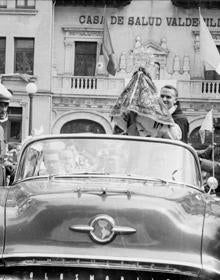 Imagen secundaria 2 - Arriba, el baño de los elefantes de un circo, probablemente el Circo Atlas, en la playa de los Peligros, 1965-1970. Debajo, a la izquierda, imagen de la Coronación Canónica de la Virgen Bien Aparecida en Santander, a su paso por la Casa Salud Valdecilla, 28 de mayo de 1955. Y a su derecha, la plaza del Generalísimo (actual Plaza del Ayuntamiento), 1973. 