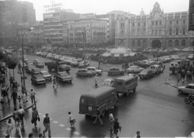 Imagen secundaria 1 - Arriba, el baño de los elefantes de un circo, probablemente el Circo Atlas, en la playa de los Peligros, 1965-1970. Debajo, a la izquierda, imagen de la Coronación Canónica de la Virgen Bien Aparecida en Santander, a su paso por la Casa Salud Valdecilla, 28 de mayo de 1955. Y a su derecha, la plaza del Generalísimo (actual Plaza del Ayuntamiento), 1973. 