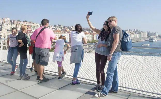 Turistas en el puente del Pilar en Santander.