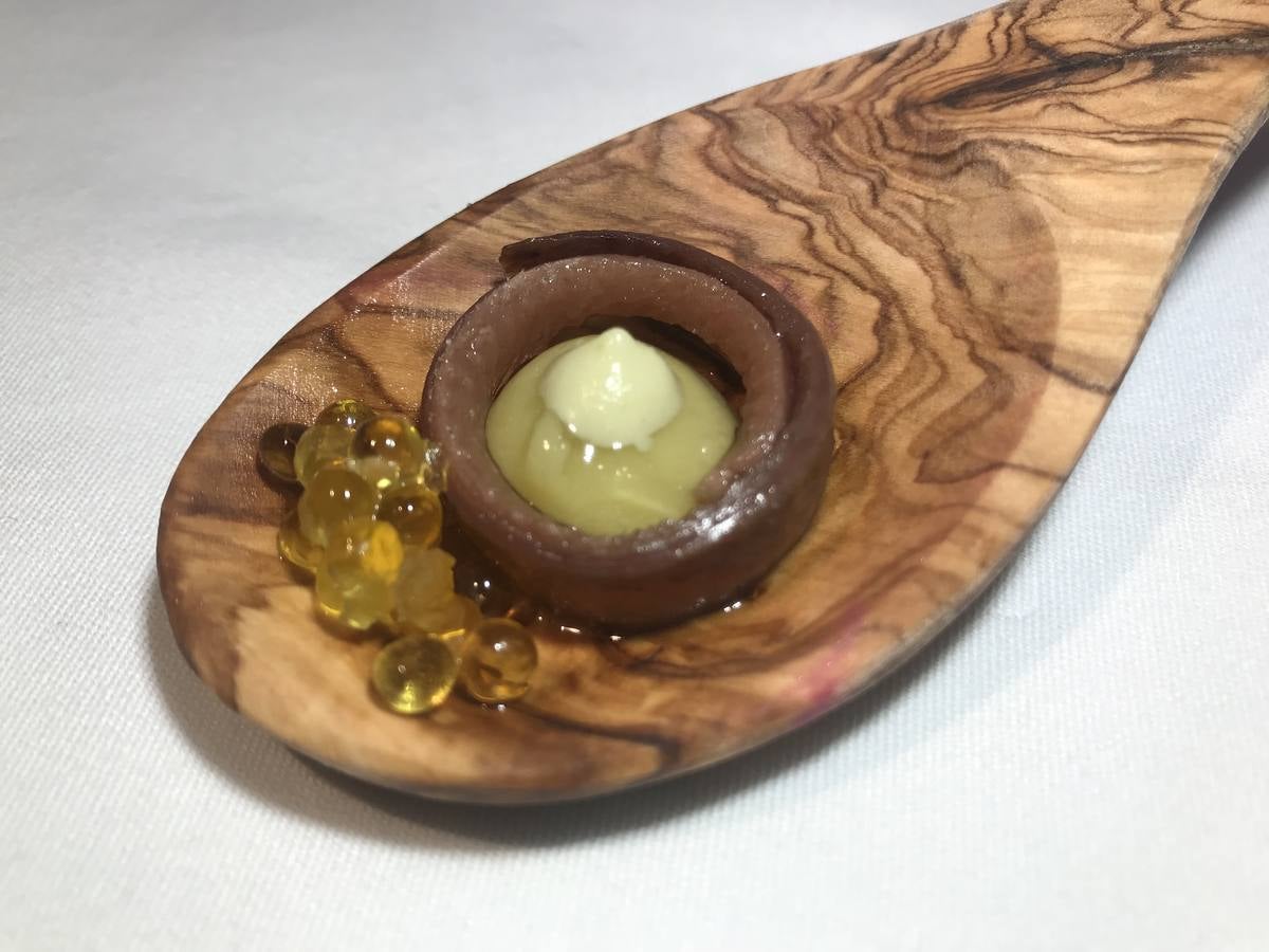 Algunas de las especialidades de la carta y rincones del restaurante de Hoznayo que acaba de conseguir una Estrella Michelin