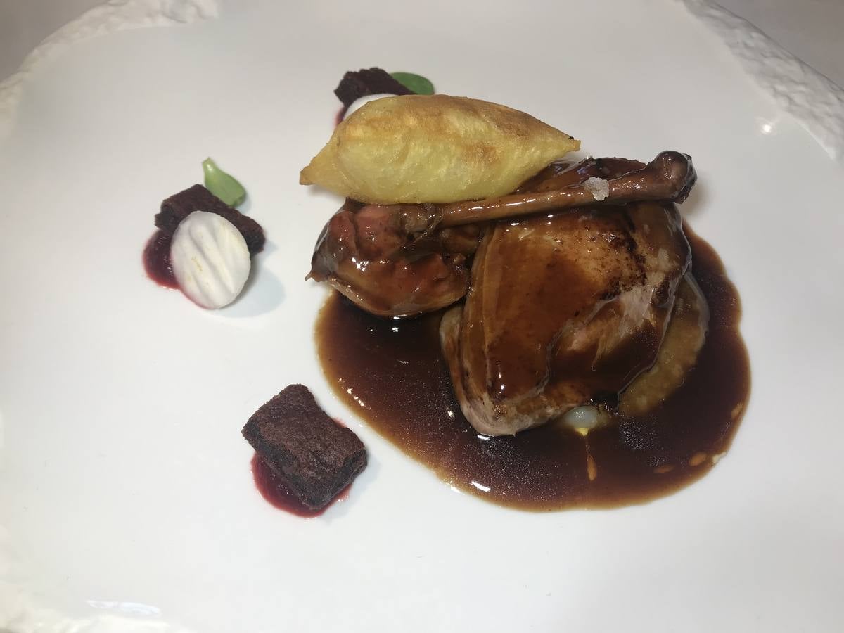 Algunas de las especialidades de la carta y rincones del restaurante de Hoznayo que acaba de conseguir una Estrella Michelin