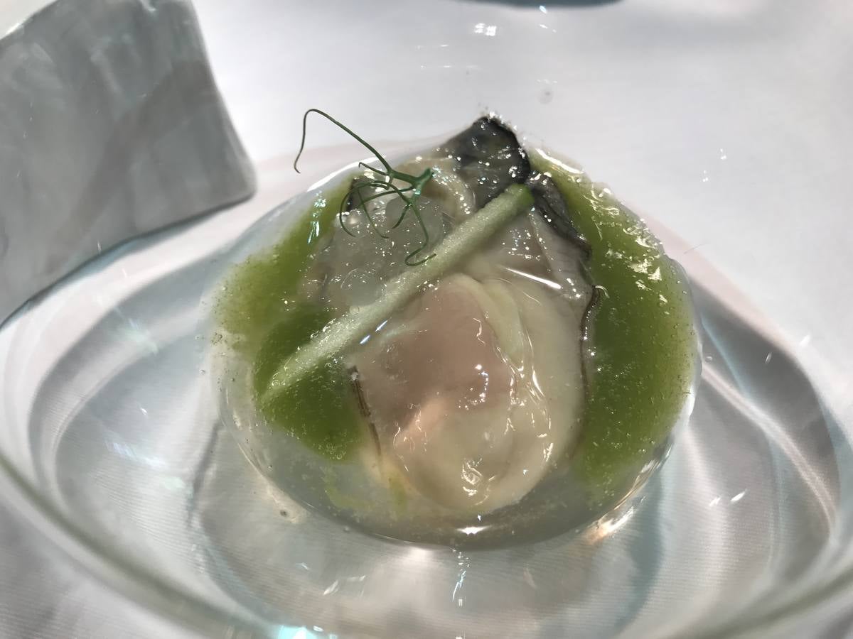 Algunas de las especialidades de la carta y rincones del restaurante de Hoznayo que acaba de conseguir una Estrella Michelin