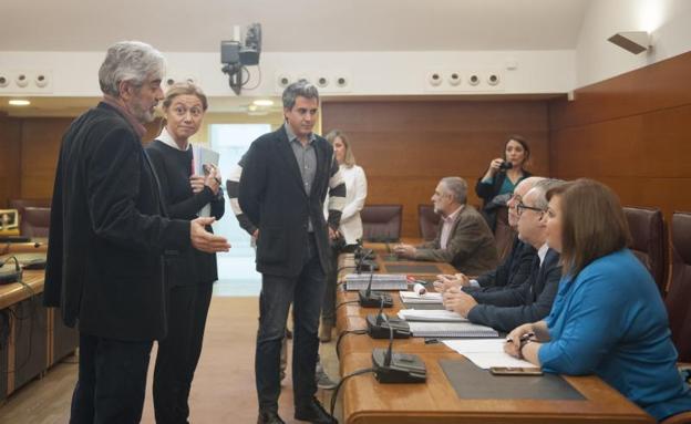 Según el PP, el secretario general del PSOE, Pablo Zuloaga, no puede negociar los presupuestos porque «ni siquiera tiene acta de diputado»